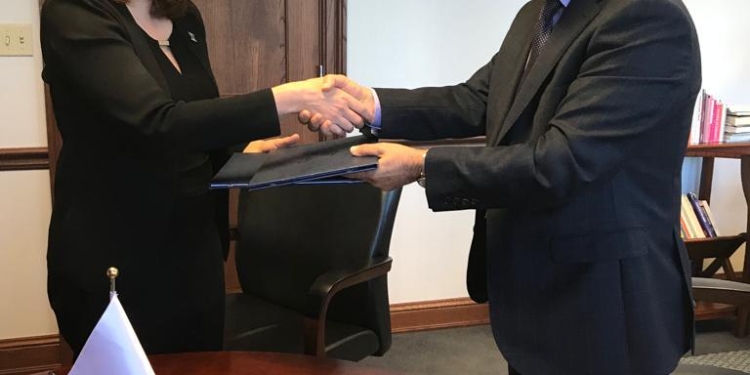 جامعتا الفجيرة الإماراتية و اكزافير الأمريكية توقعان إتفاقية تعاون في مجال التمريض