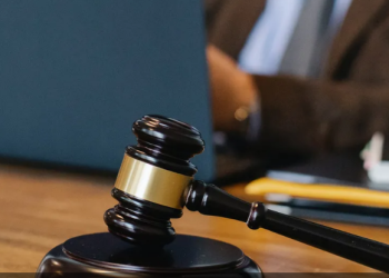 طلاب كلية الحقوق يترقبون ... ظهور أول محامي روبوت في المحاكم في 22 فبراير الجاري