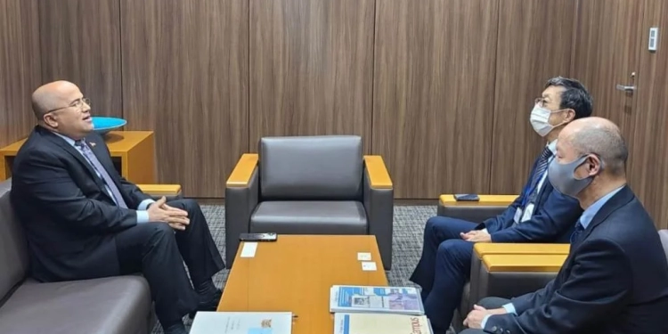 سفير اليمن في اليابان يبحث إمكانية زيادة المنح الدراسية لليمنيين في طوكيو