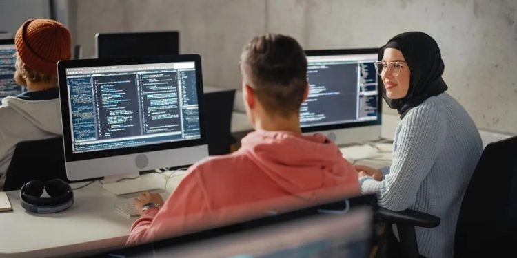 للطلاب والخريجين.. تعرف على كيفية تعلم لغات البرمجة عبر الإنترنت