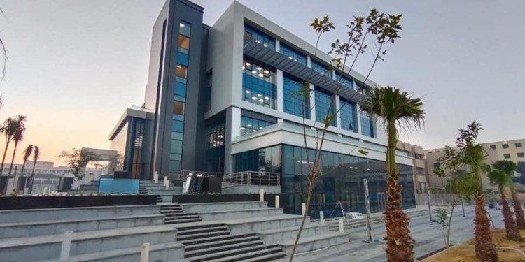 مبني جامعة عين شمس