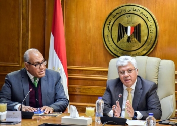 وزير التعليم العالي ورئيس الهيئة العربية للتصنيع يناقشان آليات تصنيع أول سيارة كهربائية مصرية