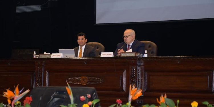 وزير الشباب ورئيس جامعة القاهرة في حوار مفتوح مع طلاب الجامعة