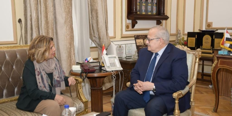 رئيس جامعة القاهرة يلتقى رئيسة المجلس القومي لحقوق الإنسان