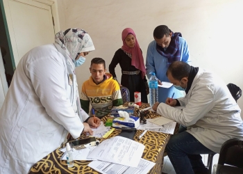 جامعة المنيا: الكشف الطبي على ٢١٤٦ مواطنًا في القافلة الطبية ببني مزار