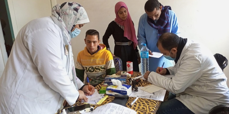جامعة المنيا: الكشف الطبي على ٢١٤٦ مواطنًا في القافلة الطبية ببني مزار