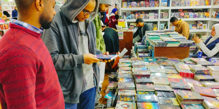 تفعيلًا لخطة النشاط الطلابي.. طلاب جامعة الأقصر يزورون معرض الكتاب
