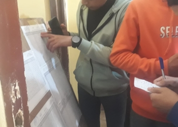 توافد طلاب الأول والثاني الثانوي لمعرفة نتائجهم بمدارس الجيزة "صور"