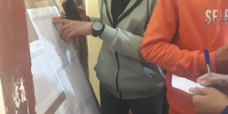 توافد طلاب الأول والثاني الثانوي لمعرفة نتائجهم بمدارس الجيزة "صور"