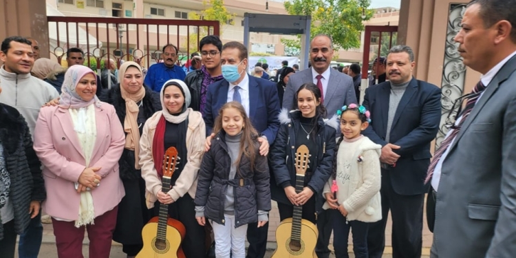 للكشف على طلاب المدارس.. وزيرة الهجرة ومحافظ المنوفية يدشنون مبادرة "عينك في عينينا"