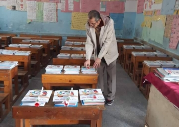 «الكتب ووردة».. مدرسة بالقاهرة تستقبل طلابها بهدايا