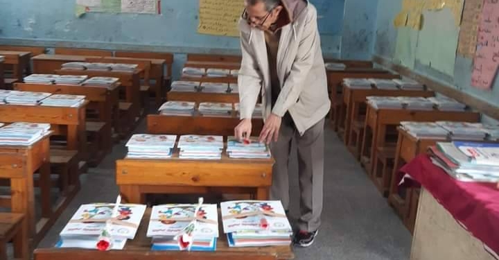 «الكتب ووردة».. مدرسة بالقاهرة تستقبل طلابها بهدايا