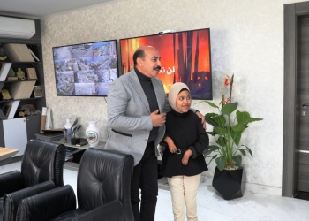 رغم اصابتها بضمور.. محافظ أسوان يكرم "بسملة" الموهوبة بالرسم بفمها