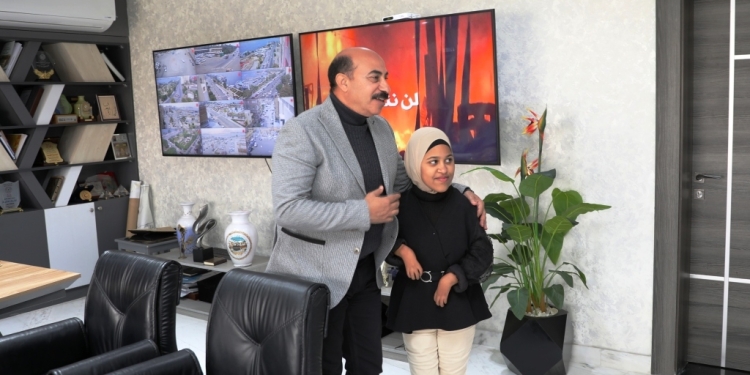 رغم اصابتها بضمور.. محافظ أسوان يكرم "بسملة" الموهوبة بالرسم بفمها