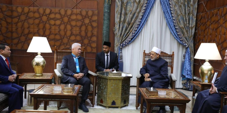 شيخ الأزهر يستقبل ولي عهد ولاية كلانتان الماليزية لبحث سبل تعزيز التعاون العلمي والدعوي