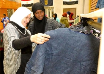 مستشار شيخ الأزهر: معرض الكساء الخيري يقدم نحو 4000 قطعه ملابس للوافدين