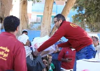 مؤسسة ابو العينين تشارك فى قافلة اسيوط