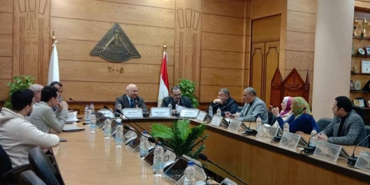 رئيس جامعة بنها يعقد اجتماعاً لمتابعة الاستعداد لمسابقة أفضل جامعة فى الأنشطة الطلابية