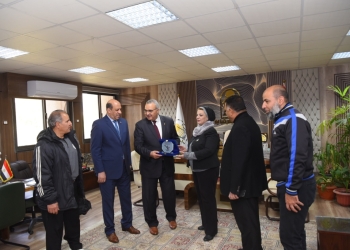رئيس جامعة أسيوط تتسلم درع الإتحاد المصري البارالمبي لكرة الطائرة