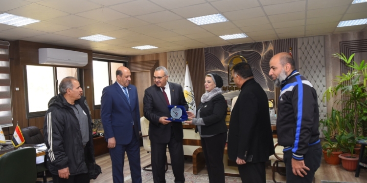 رئيس جامعة أسيوط تتسلم درع الإتحاد المصري البارالمبي لكرة الطائرة