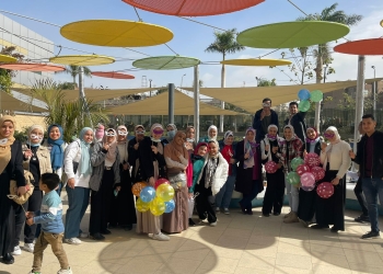 طلاب تمريض جامعة حلوان يزورون أطفال مستشفى٥٧٣٥٧