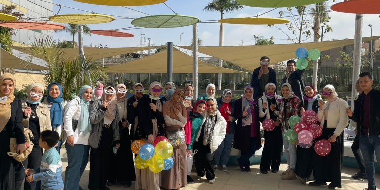 طلاب تمريض جامعة حلوان يزورون أطفال مستشفى٥٧٣٥٧