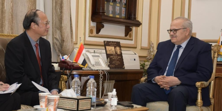 رئيس جامعة القاهرة يستقبل المستشار التعليمي الصيني
