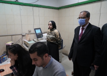 رئيس جامعة سوهاج يتفقد مصابي حادث جهينة ويؤكد على استقرار حالاتهم الصحية