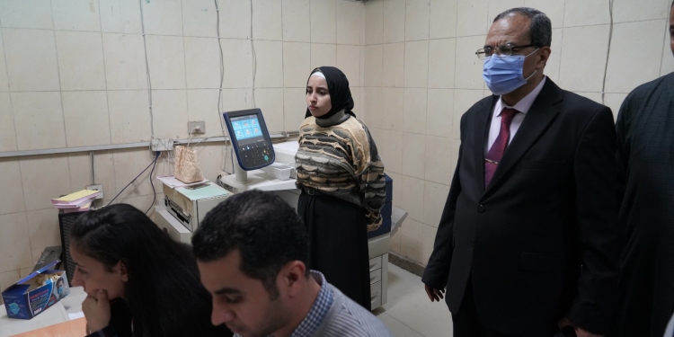 رئيس جامعة سوهاج يتفقد مصابي حادث جهينة ويؤكد على استقرار حالاتهم الصحية