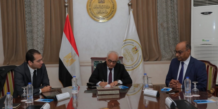 لنشر ثقافة لغة الإشارة.. التعليم: إعداد نشرة بالإشارات الأكثر استخدامًا وتعميمها على المدارس