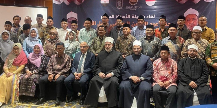 وكيل الأزهر من إندونيسيا: نفخر بخريجي جامعتنا ونطالبهم بنشر ما تعلموه في قلعة العلم