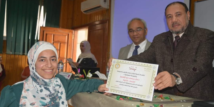 نائب رئيس جامعة الأزهر يشهد الحفل السنوي لتكريم الطالبات الأوائل وحفظة القرآن بطب الأزهر بأسيوط