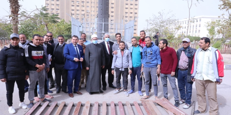 رئيس جامعة الأزهر يشيد بجهود العاملين في تجميل الحرم الجامعي