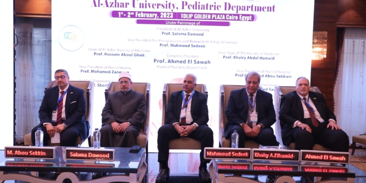 رئيس جامعة الأزهر يشيد بجهود الأطباء الذين يكفكفون أنين الأطفال ويضمدون آلامهم