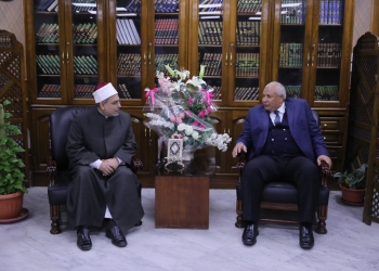 ﻿رئيس جامعة الأزهر ومحافظ الوادي الجديد يبحثان إنشاء كليات جديدة بالمحافظة