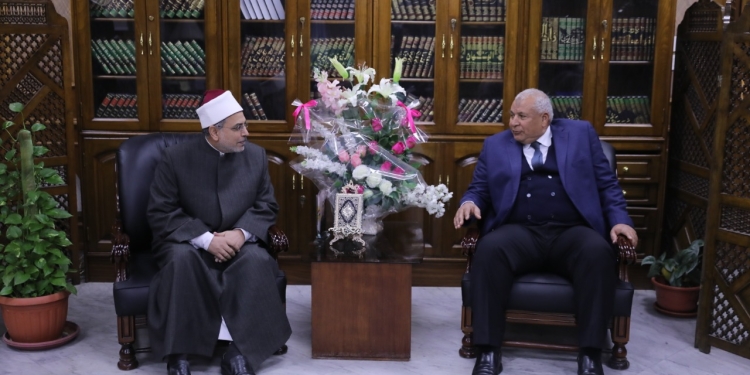 ﻿رئيس جامعة الأزهر ومحافظ الوادي الجديد يبحثان إنشاء كليات جديدة بالمحافظة