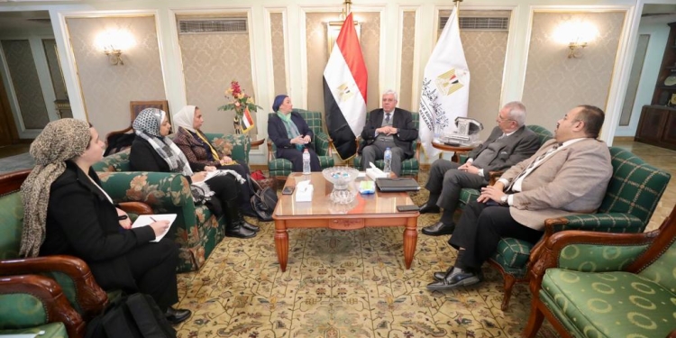 وزيرا التعليم العالي والبيئة يناقشان دعم سبل التعاون بين الوزارتين