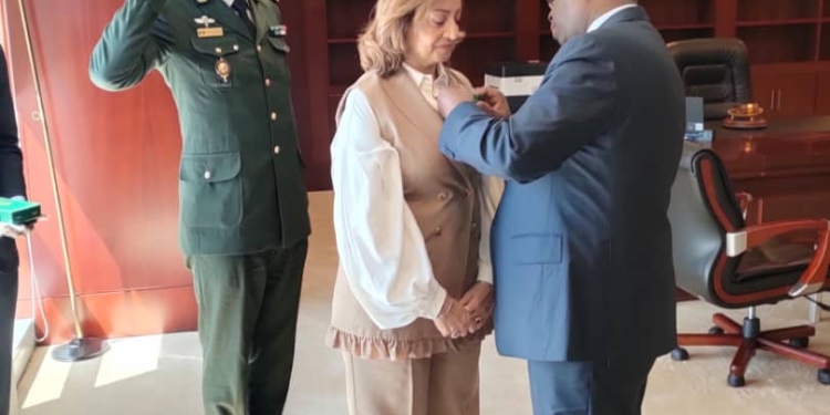 الرئيس ماكي سال يمنح الدكتورة أماني أبو زيد وسام الجمهورية السنغالية 2023
