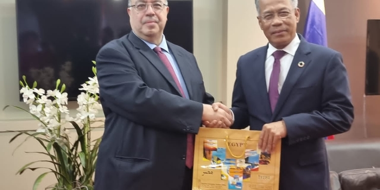 سفير مصر فى ماليزيا يبحث مع عمدة كوالالمبور تشجيع التعاون الفني والتدريبي بين الجانبين