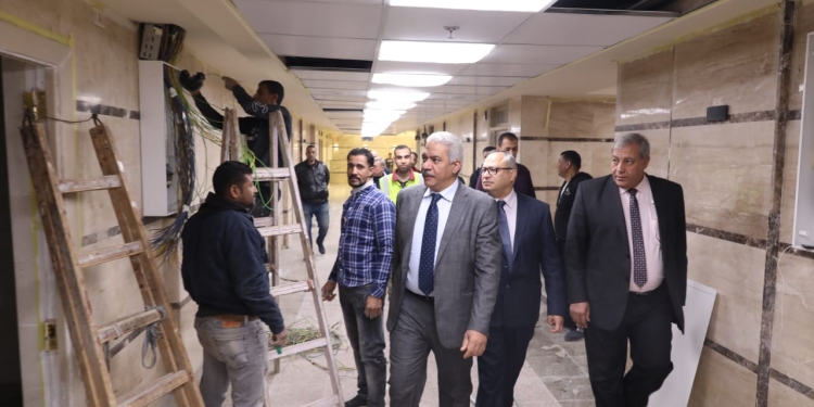 نائب رئيس جامعة الأزهر يتفقد أعمال التجديد والتطوير بالعيادات الخارجية بمستشفى الحسين الجامعي