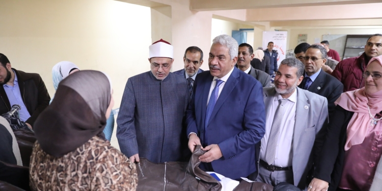 رئيس جامعة الأزهر يفتتح المعرض الخيري للملابس بكلية الدراسات الإسلامية والعربية