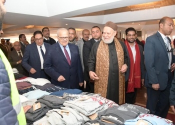 الخشت وعلي جمعة يفتتحان المعرض الخيرى لملابس الطلاب