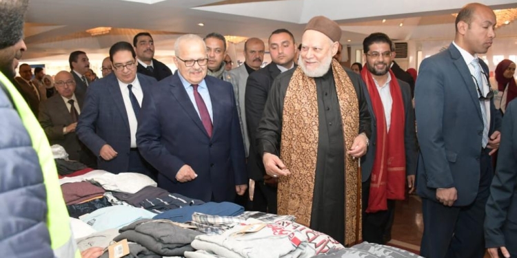 الخشت وعلي جمعة يفتتحان المعرض الخيرى لملابس الطلاب