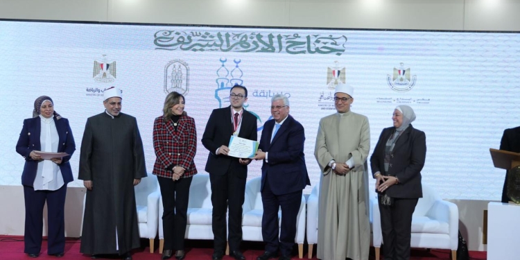 وزير التعليم العالي يكرم طلاب الجامعات والمعاهد الفائزين في مسابقة “معًا”