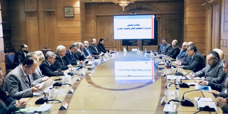  التعليم العالي تبحث تدريب طلاب الجامعات التكنولوجية في مصانع الإنتاج الحربي   