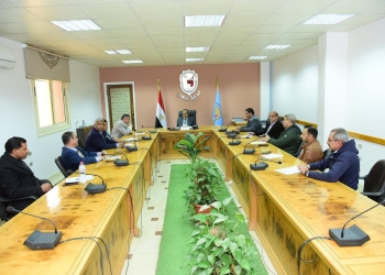 رئيس جامعة سوهاج يجتمع مع مركز التجارب الزراعية ويوافق على زراعة محاصيل الأعلاف