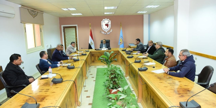 رئيس جامعة سوهاج يجتمع مع مركز التجارب الزراعية ويوافق على زراعة محاصيل الأعلاف
