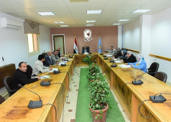 رئيس جامعة سوهاج يناقش مع أعضاء مجلس إدارة المدن الجامعية آليات سير العمل