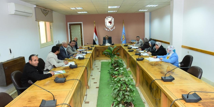 رئيس جامعة سوهاج يناقش مع أعضاء مجلس إدارة المدن الجامعية آليات سير العمل