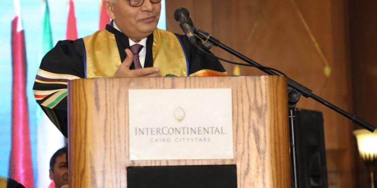 "حجازي" يشارك بحفل تخرج طلاب الدراسات العليا بالأكاديمية العربية للعلوم